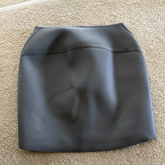 NWT SKIMS RUBBERIZED SCUBA SWIM MINI SKIRT - Picture 5 of 6